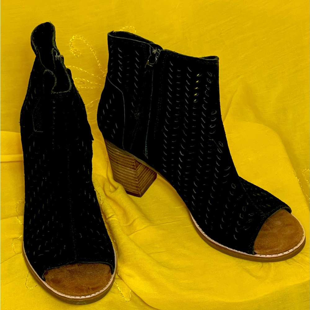 Tom’s black leather open toed heels